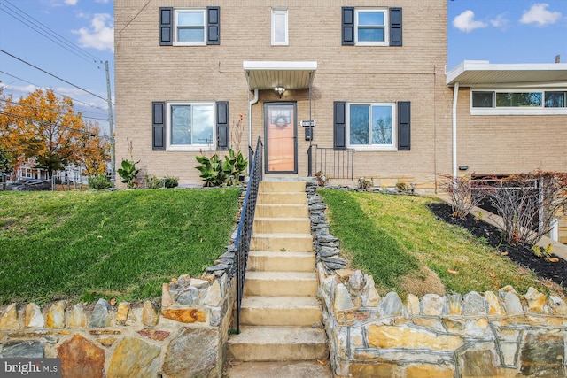 view of front of house featuring a front yard