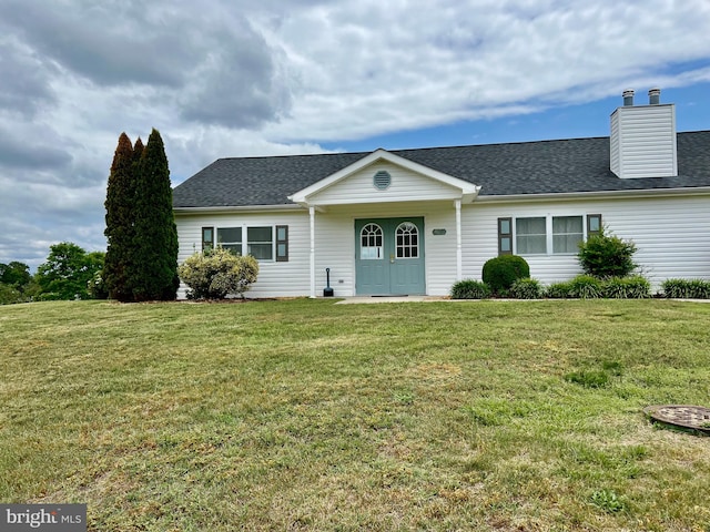 single story home with a front lawn