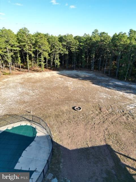 view of yard featuring a pool