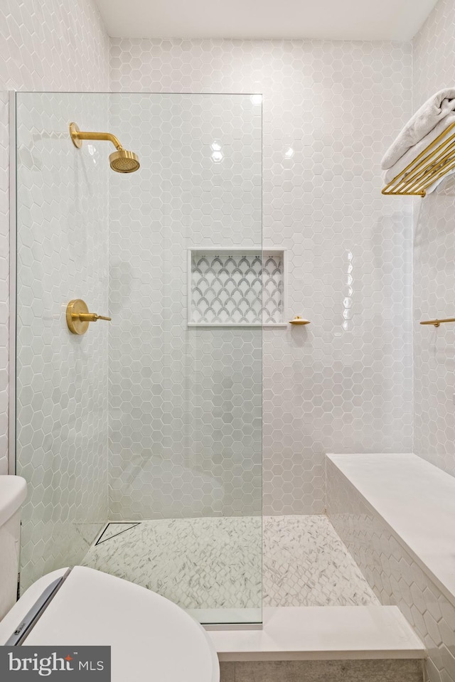 bathroom featuring a tile shower