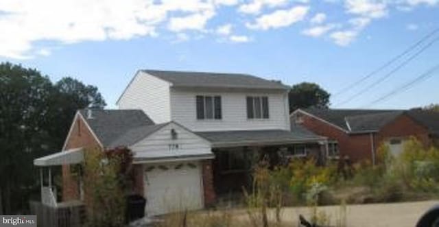 view of front property featuring a garage