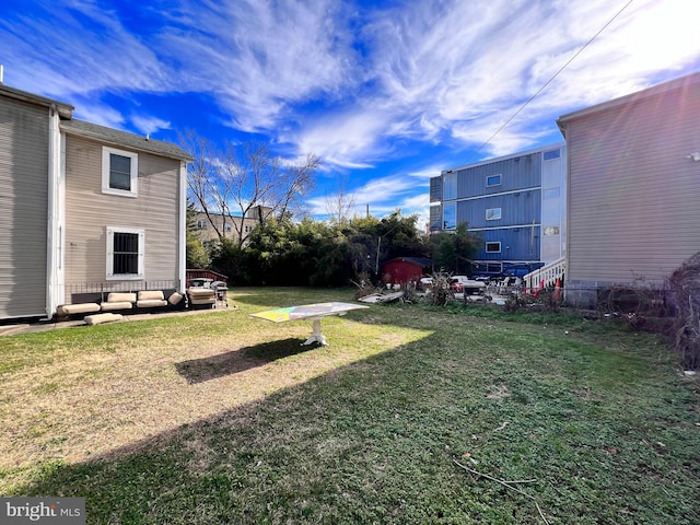 view of yard with outdoor lounge area