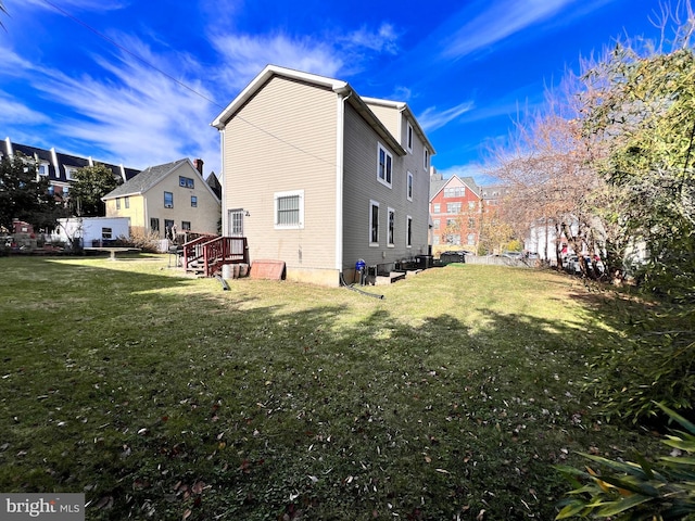 view of side of property featuring a lawn