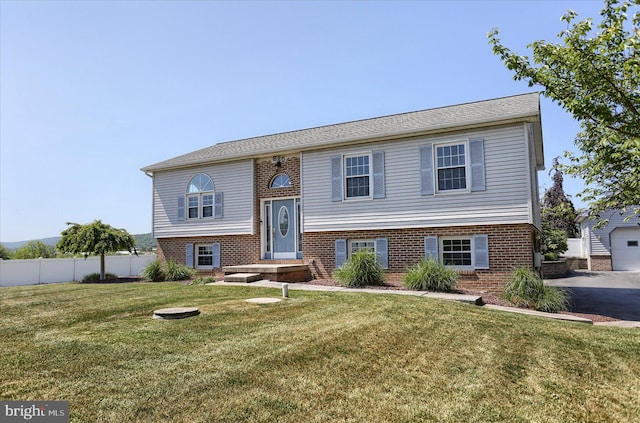 split foyer home featuring a front lawn