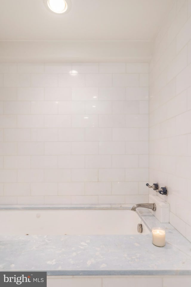 details featuring tiled shower / bath combo