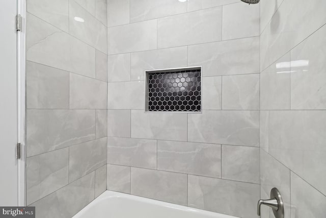 bathroom featuring tiled shower / bath combo