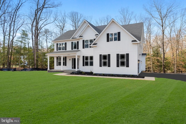 view of front of home featuring a front yard