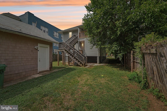 view of yard at dusk