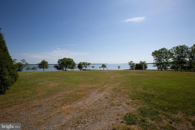 view of yard featuring a water view