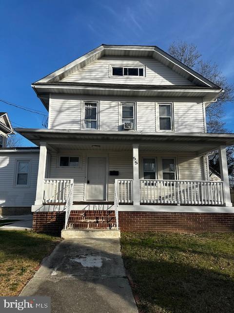 view of front of house featuring covered porch and a front yard