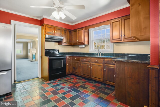 kitchen with sink, black electric range, dark stone countertops, stainless steel fridge, and ornamental molding