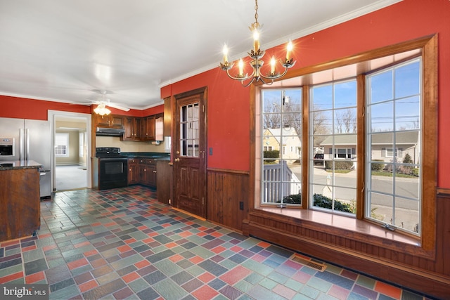 kitchen featuring black / electric stove, stainless steel fridge, crown molding, and ceiling fan with notable chandelier