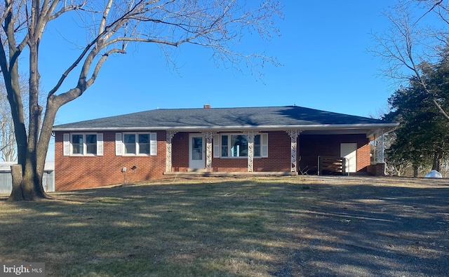 single story home featuring a front lawn