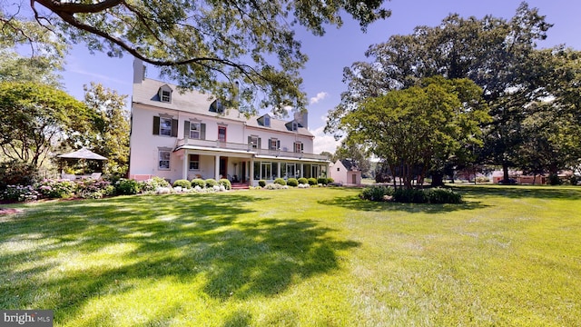 view of front of house with a front lawn