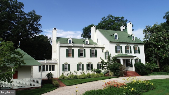 colonial home featuring a front yard