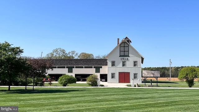 view of front of property with a front yard