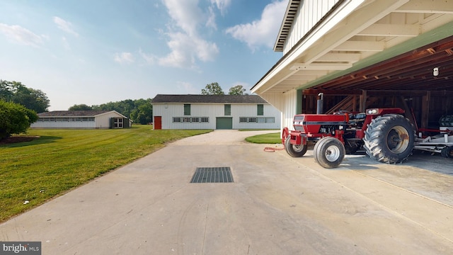 view of front of property featuring a front yard