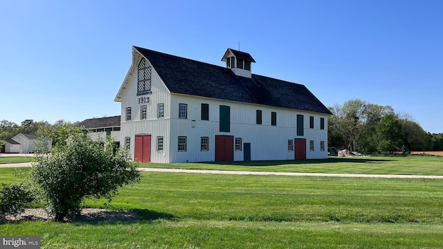 view of front of property featuring a front lawn