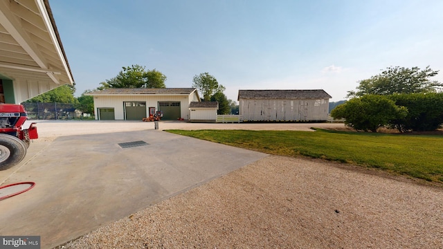 view of yard featuring an outbuilding and a garage