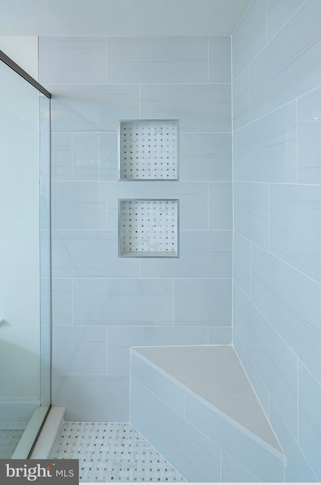 bathroom featuring a tile shower