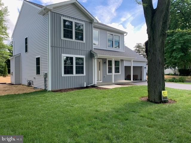 view of front facade with a front yard