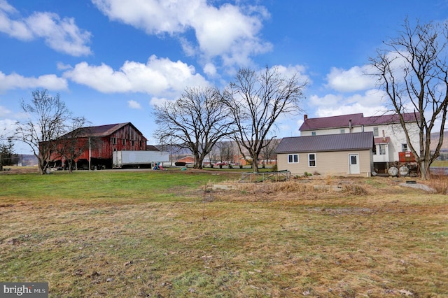 view of yard featuring an outdoor structure