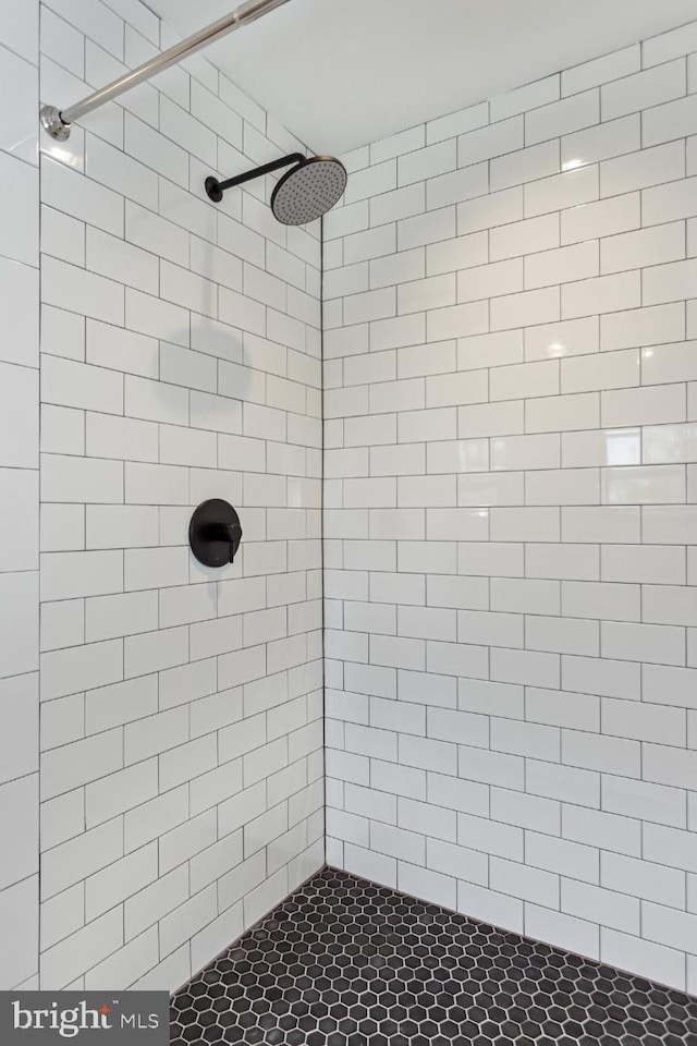 bathroom featuring a tile shower