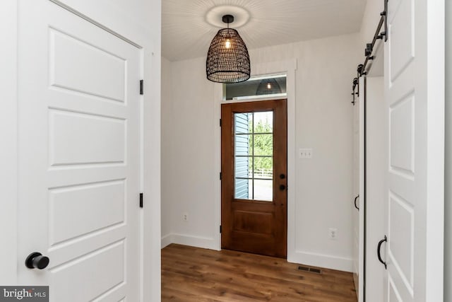 entryway featuring a barn door and hardwood / wood-style floors