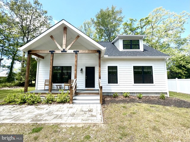 view of front of property featuring a porch and a front lawn