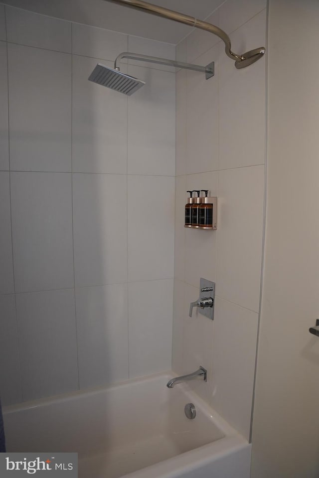 bathroom with tiled shower / bath combo