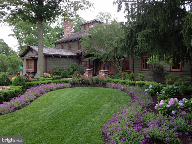 view of front facade with a front yard