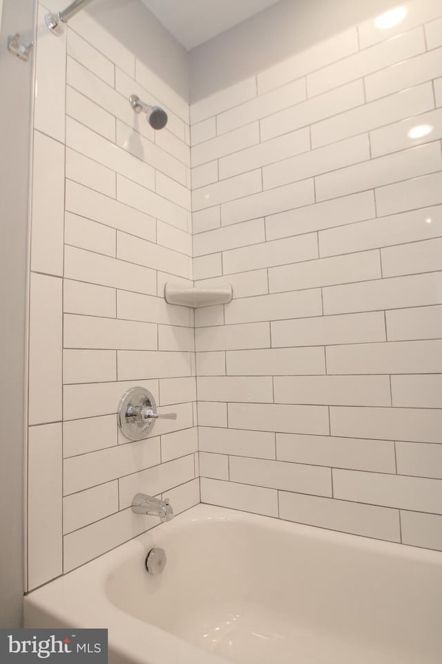 bathroom featuring tiled shower / bath