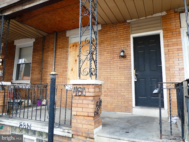 property entrance featuring covered porch