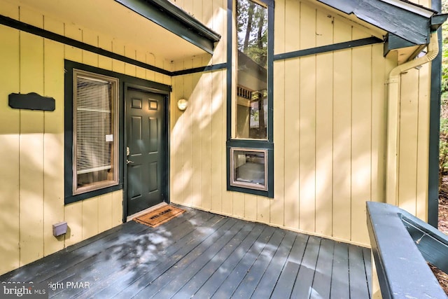 property entrance featuring a deck