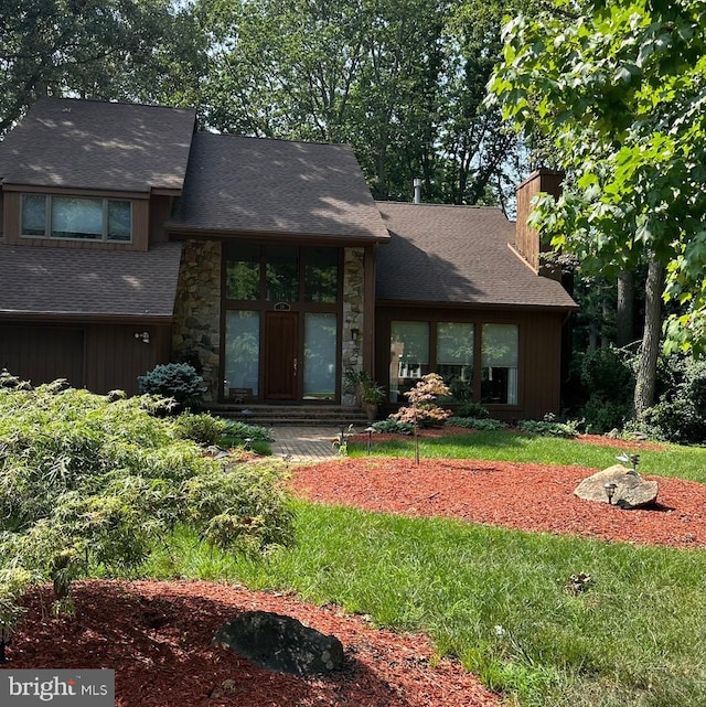 view of front facade with a front yard