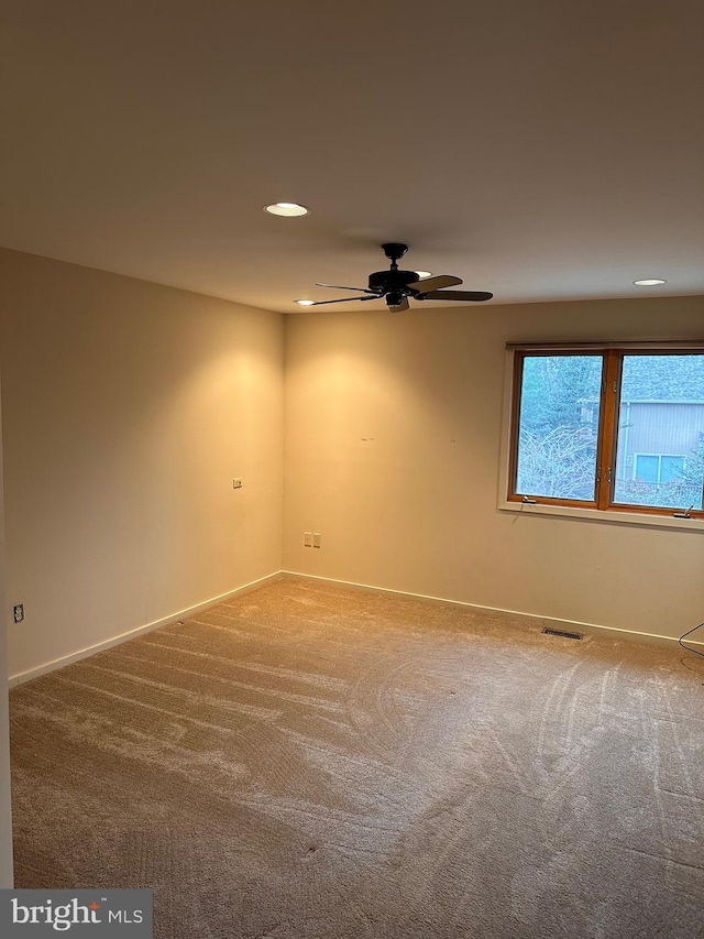 unfurnished room featuring carpet flooring and ceiling fan