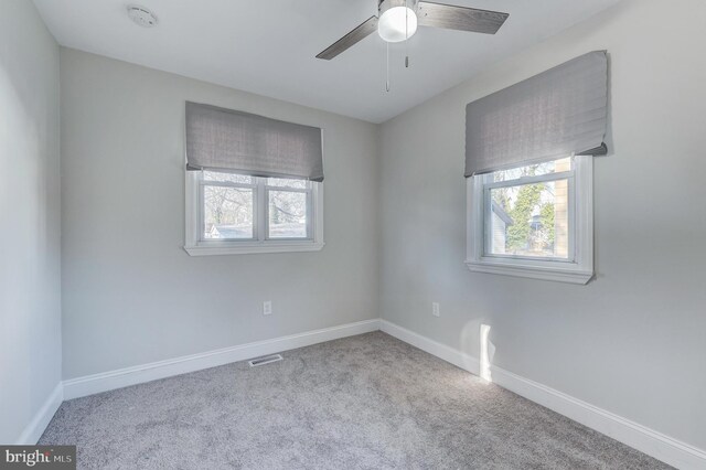 carpeted empty room featuring ceiling fan