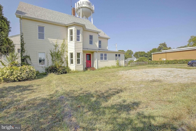 view of front facade featuring a front lawn