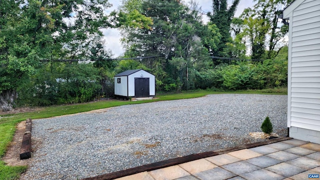 view of yard featuring a storage shed