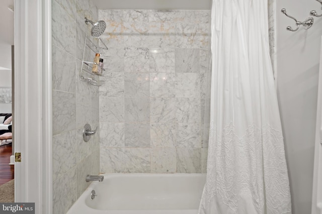 bathroom featuring shower / tub combo