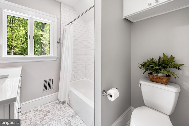 bathroom featuring visible vents, baseboards, vanity, toilet, and shower / bathtub combination with curtain