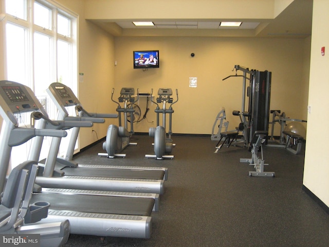 workout area featuring baseboards