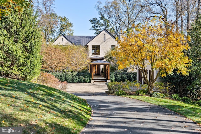 view of front facade featuring a front lawn