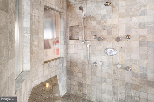 bathroom featuring tiled shower