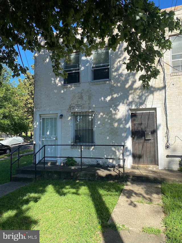 view of front of home featuring a front lawn