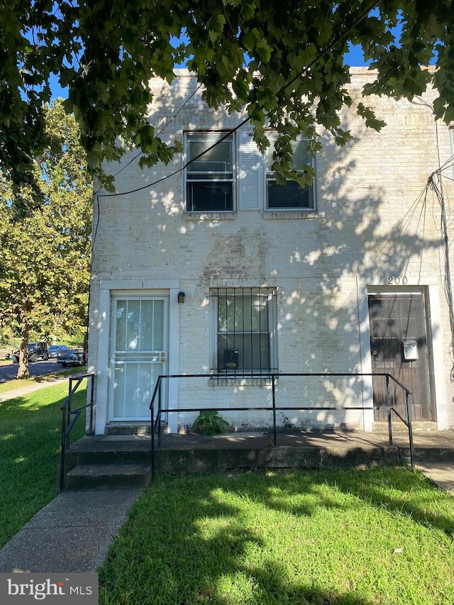 view of front facade featuring a front lawn