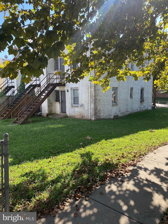 view of front of home featuring a front lawn