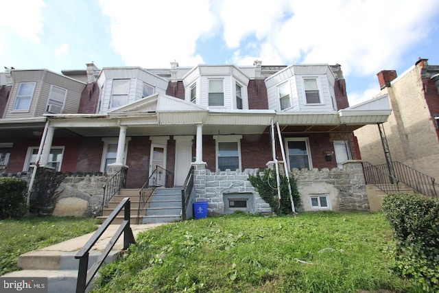 view of front of property featuring a front yard and a porch