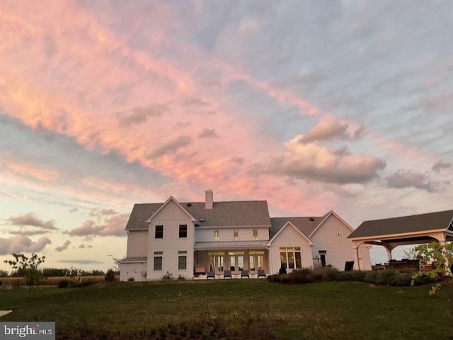 view of front facade featuring a lawn