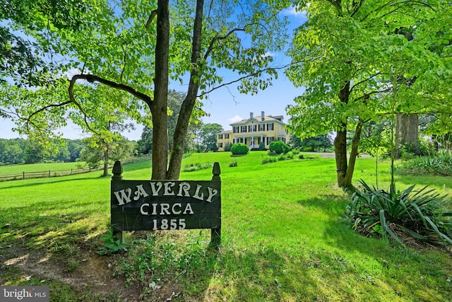 community sign with a yard